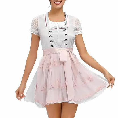 Frau in traditionellem Dirndl mit weißer Bluse und rosa Schürze, lächelnd. Oktoberfest Mode, bayerische Tracht, festliche Kleidung.