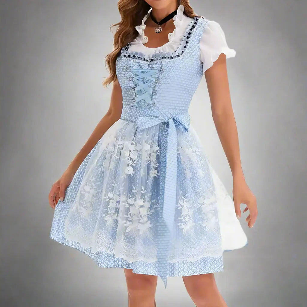 Blaues Dirndlkleid mit weißer Bluse, Spitzenapplikationen und Schleife, traditionelles bayerisches Trachtenoutfit, Oktoberfest Mode.