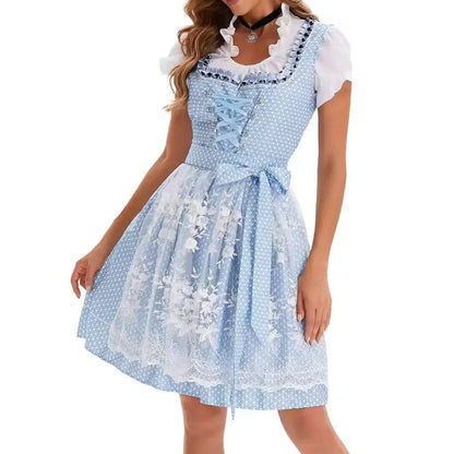 Blaues Dirndlkleid mit weißer Spitze, traditionelles bayerisches Trachtenkleid, Oktoberfestmode, Damenmode, festliche Kleidung.