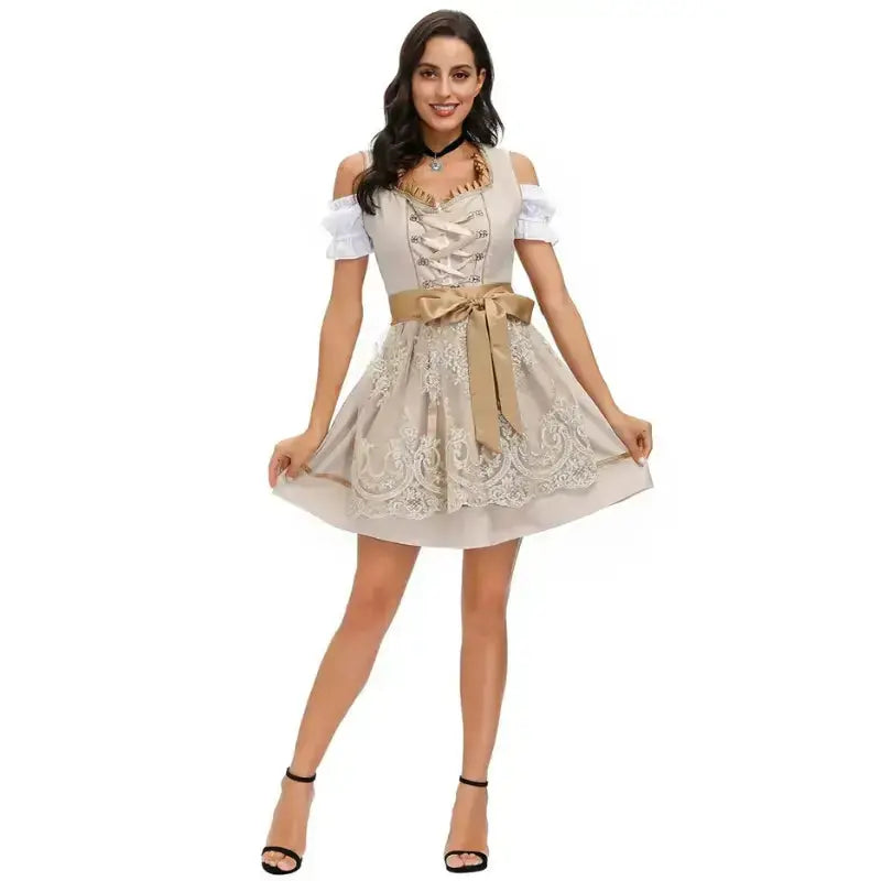 Frau in traditionellem bayerischen Dirndl mit Spitzenmuster, weißer Bluse und goldener Schleife. Oktoberfest Mode, Trachtenkleid, festlich.