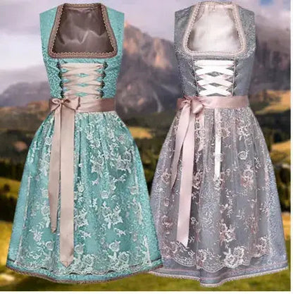 Zwei traditionelle Dirndlkleider in Blau und Grau mit Spitzenmuster und Schnürung, vor alpiner Landschaft. Perfekt für Oktoberfest und Trachtenmode.