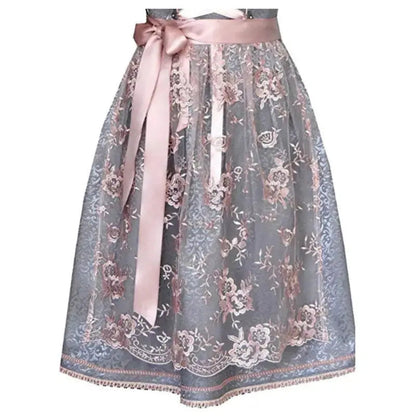 Rosa Dirndlschürze aus Spitze mit floralen Stickereien und Satinband. Traditionelle Trachtenmode, ideal für Oktoberfest und festliche Anlässe.