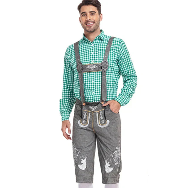 Mann in traditioneller bayerischer Tracht mit grün-kariertem Hemd und grauer Lederhose mit Hosenträgern, ideal für Oktoberfest und Volksfeste.