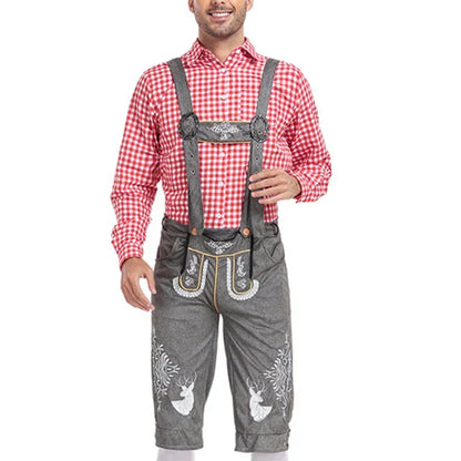 Mann in traditioneller bayerischer Tracht mit rotem Karohemd und grauer Lederhose, verziert mit Hirschmotiven. Oktoberfest Mode, Trachtenbekleidung.
