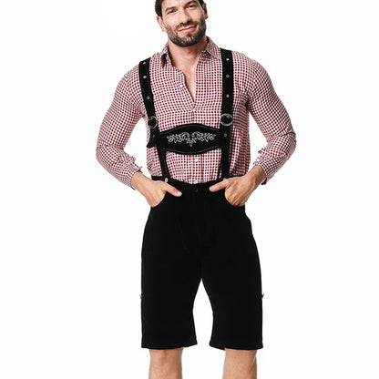 Mann in traditioneller bayerischer Tracht mit rotem Karohemd und schwarzer Lederhose. Oktoberfest Mode, Trachtenmode, bayerische Kleidung.