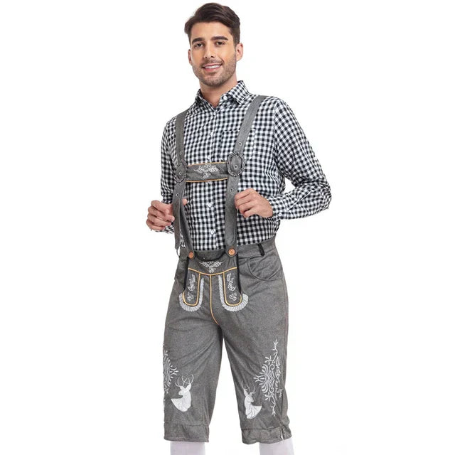 Mann in traditioneller bayerischer Tracht mit kariertem Hemd und grauer Lederhose, verziert mit Hirschmotiven. Oktoberfest Mode, deutsche Kultur.