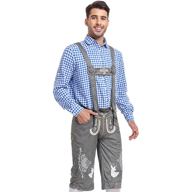 Mann in traditioneller bayerischer Tracht mit blau-weiß kariertem Hemd und grauer Lederhose, ideal für Oktoberfest und Volksfeste.
