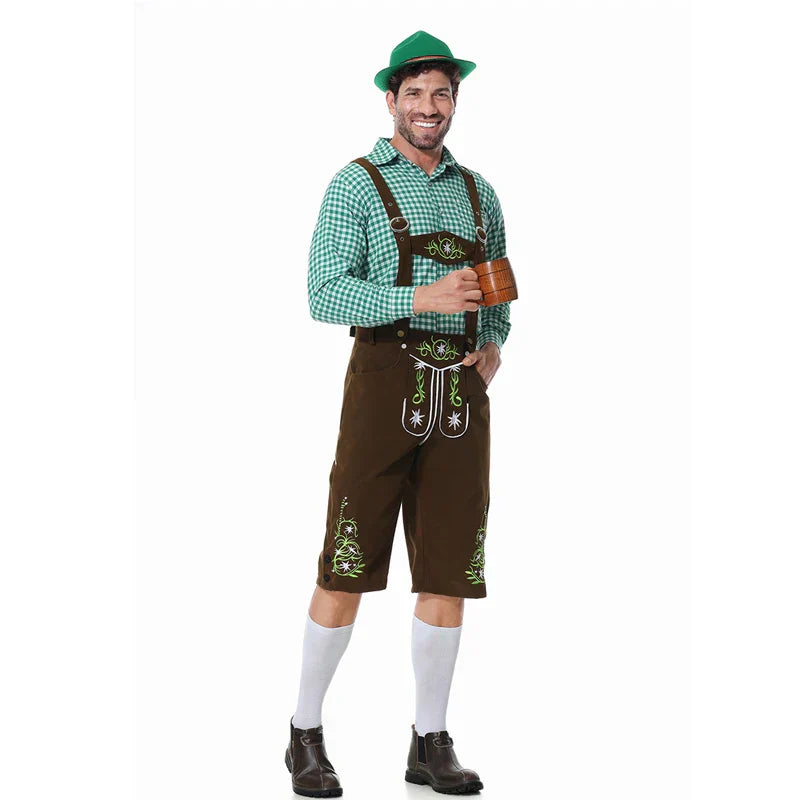 Mann in traditioneller bayerischer Tracht mit grüner Karohemd, brauner Lederhose und Hut, hält Bierkrug. Oktoberfest, deutsche Kultur, Trachtenmode.