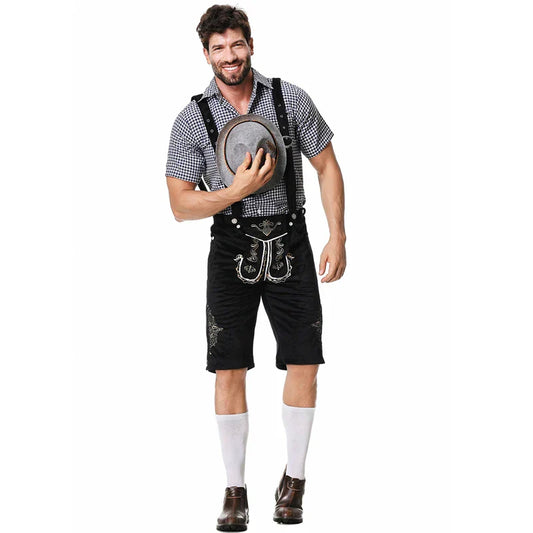 Mann in traditioneller bayerischer Tracht mit Lederhose, kariertem Hemd und Hut. Oktoberfest Mode, deutsche Kultur, Trachtenbekleidung.