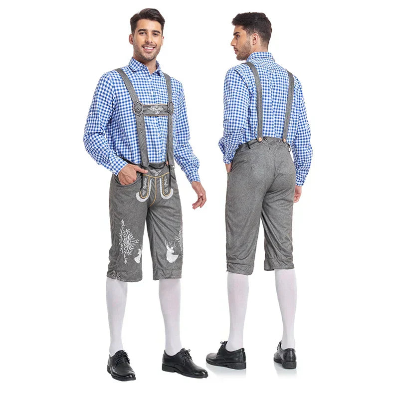 Zwei Männer in traditioneller bayerischer Tracht mit karierten Hemden, grauen Lederhosen und Hosenträgern, ideal für Oktoberfest oder Volksfeste.