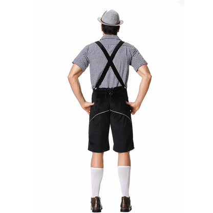 Mann in traditioneller bayerischer Tracht mit Hut, kariertem Hemd, Hosenträgern und Lederhosen, Rückansicht. Oktoberfest Mode, deutsche Kultur.