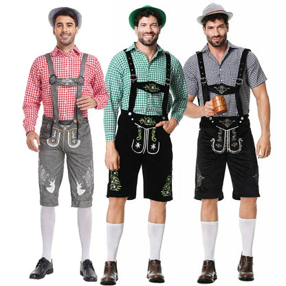 Drei Männer in traditionellen bayerischen Trachten: Lederhosen, karierte Hemden, Hüte. Oktoberfest Mode, deutsche Kultur, Trachtenmode.