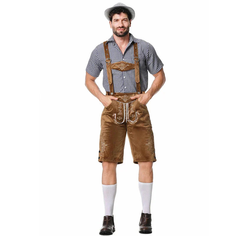 Mann in traditioneller bayerischer Tracht mit Lederhose, kariertem Hemd und Hut. Oktoberfest Mode, deutsche Kultur, Trachtenmode.