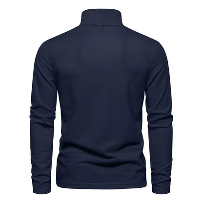 Dunkelblauer Herrenpullover mit Stehkragen, langärmelig, Rückansicht. Modischer, bequemer Pullover für Herbst und Winter.