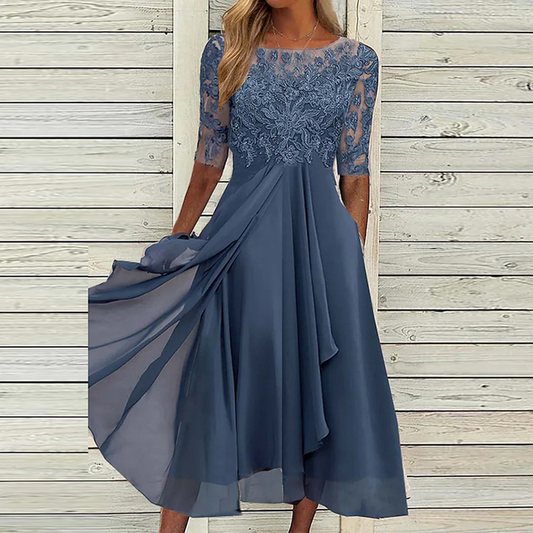 Elegantes blaues Abendkleid mit Spitzenoberteil und halblangen Ärmeln, fließender Rock, ideal für festliche Anlässe und Hochzeiten.