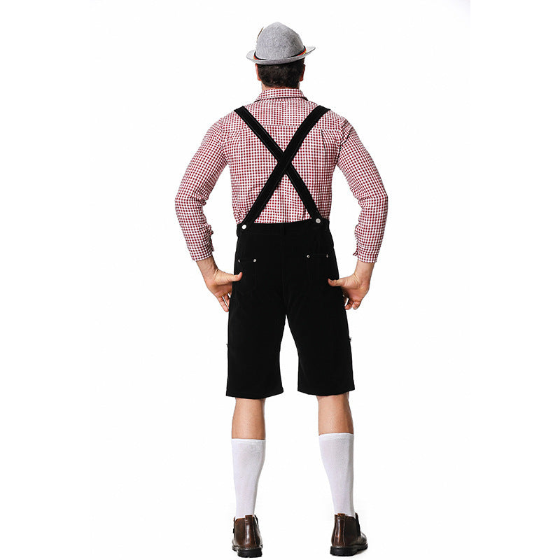 Detailansicht des bestickten Brustlatzes an der Herrenlederhose