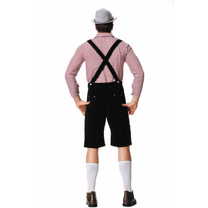 Detailansicht des bestickten Brustlatzes an der Herrenlederhose