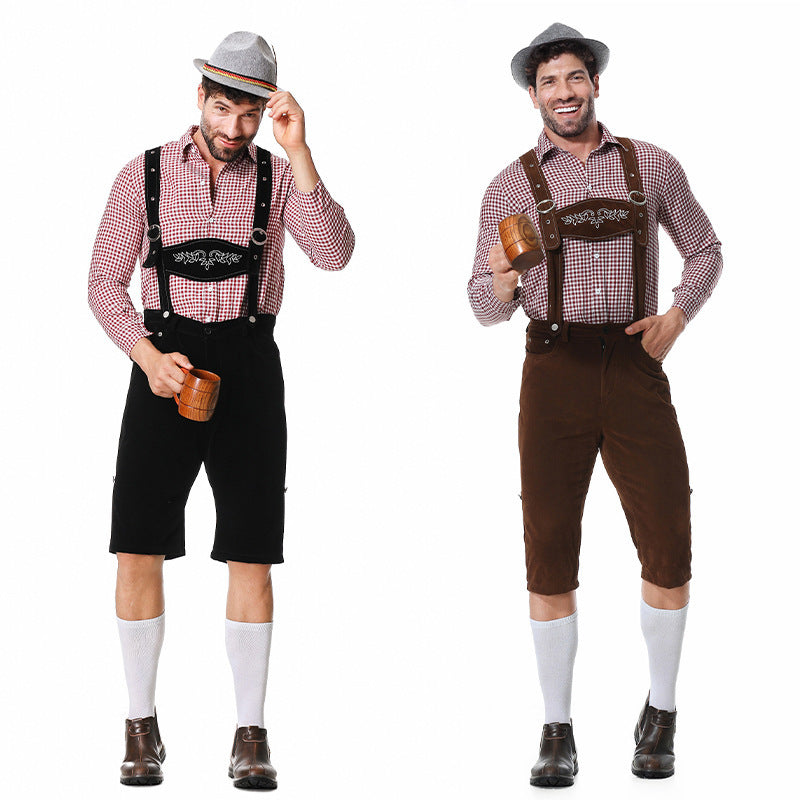 Herren-Trachtenlederhose in kurzer Ausführung mit besticktem Brustlatz
