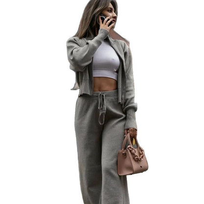 Damen-Outfit aus Cardigan und weiter Strickhose