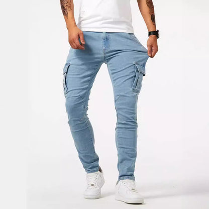 Herren-Jeans in Hellblau, Cargo-Stil mit Seitentaschen, kombiniert mit weißem T-Shirt und Sneakers. Modische Freizeitkleidung für Männer.