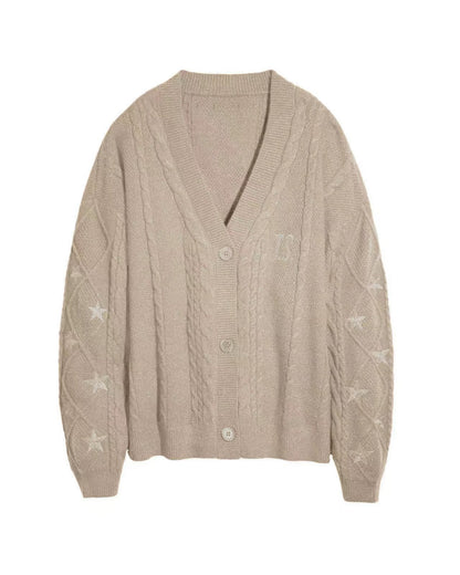 Detailansicht von Zopfmuster und Sternstickerei am Cardigan