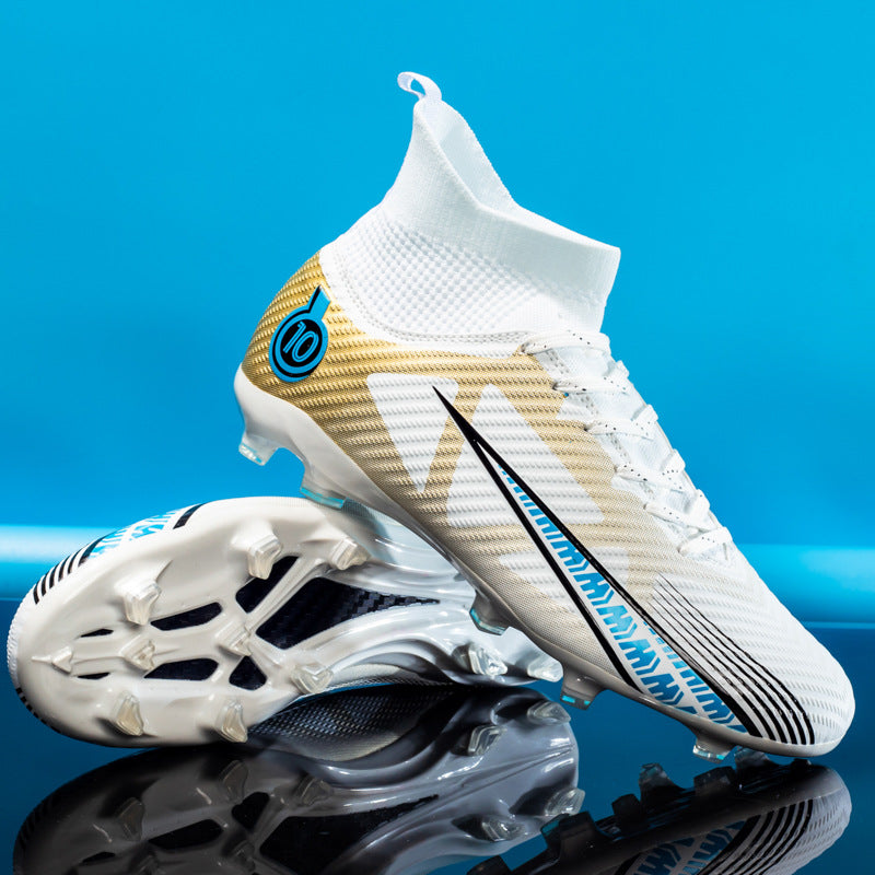 Weiß-goldene Fußballschuhe mit blauen Akzenten auf blauem Hintergrund, modernes Design, Stollensohle, ideal für Rasenplätze, Sportausrüstung.