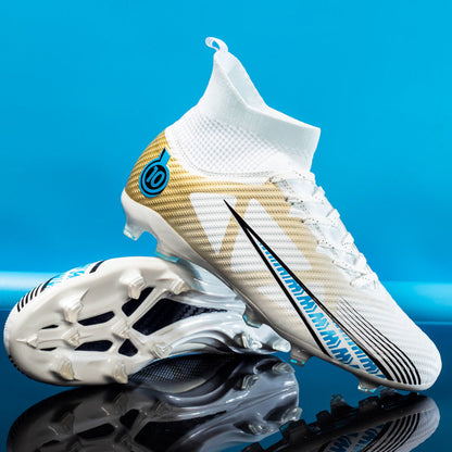 Weiß-goldene Fußballschuhe mit blauen Akzenten auf blauem Hintergrund, modernes Design, Stollensohle, ideal für Rasenplätze, Sportausrüstung.