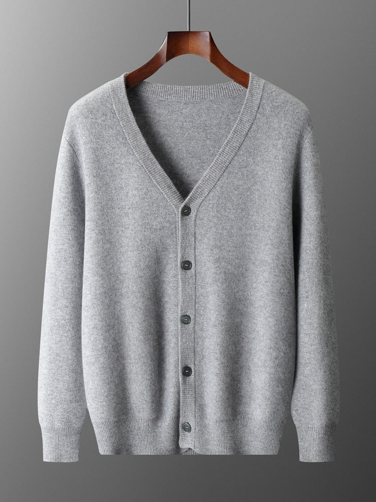 Grauer Strick-Cardigan mit V-Ausschnitt und Knopfleiste, hängend auf Holzkleiderbügel. Elegante, warme Herrenmode, ideal für Herbst und Winter.