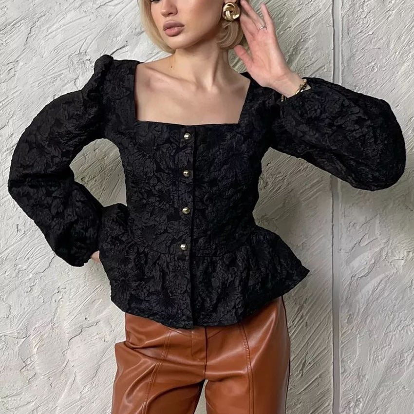 Frau in schwarzer Spitzenbluse mit Puffärmeln und brauner Lederhose, modisches Outfit, elegante Damenmode, trendige Herbstkleidung.