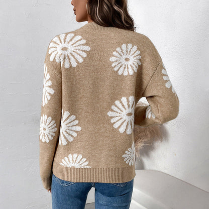 Florales Muster auf einem Damenpullover mit langen Ärmeln