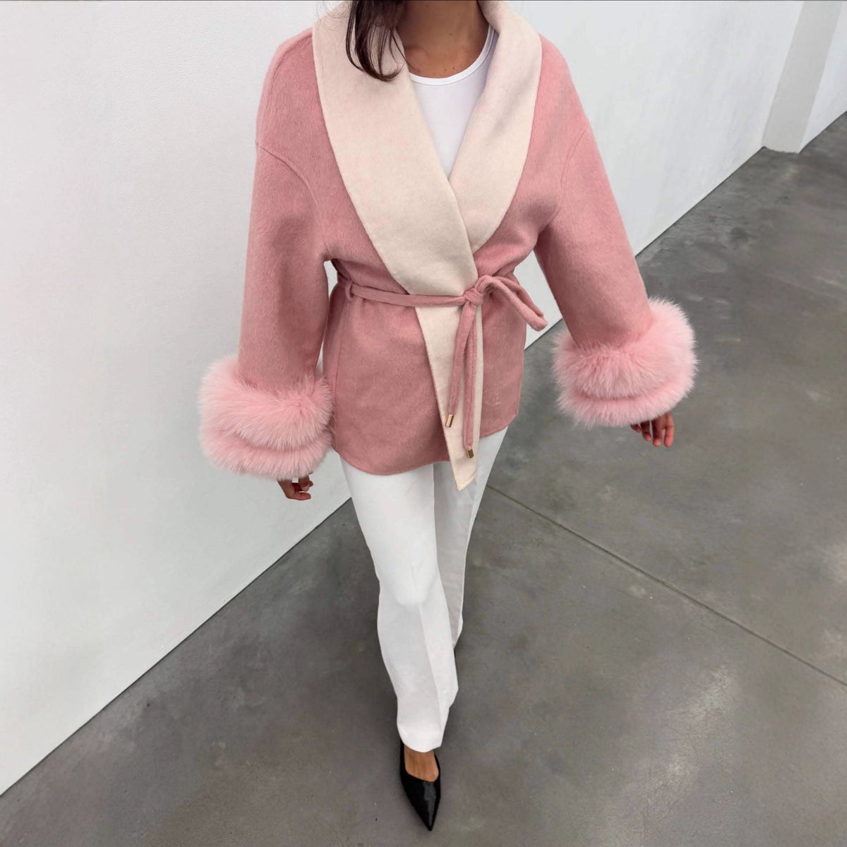 Elegante Damen-Kurzjacke mit Fellmanschetten und Taillengürtel von vorne