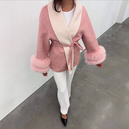 Elegante Damen-Kurzjacke mit Fellmanschetten und Taillengürtel von vorne