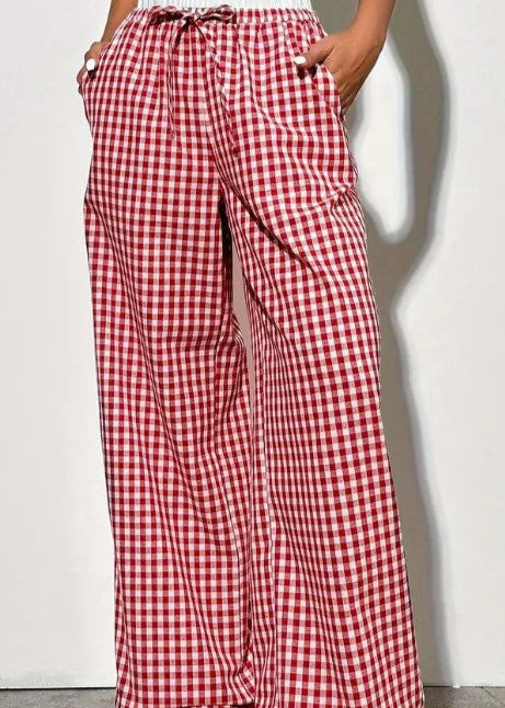 Rote karierte Damenhose, weites Bein, elastischer Bund, Freizeitlook. Perfekt für lässige Outfits und bequeme Alltagskleidung.