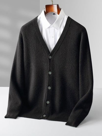 Schwarzer Herren-Cardigan aus Wolle mit V-Ausschnitt, Knopfleiste und weißem Hemd. Elegante Strickjacke für Business- und Freizeitkleidung.