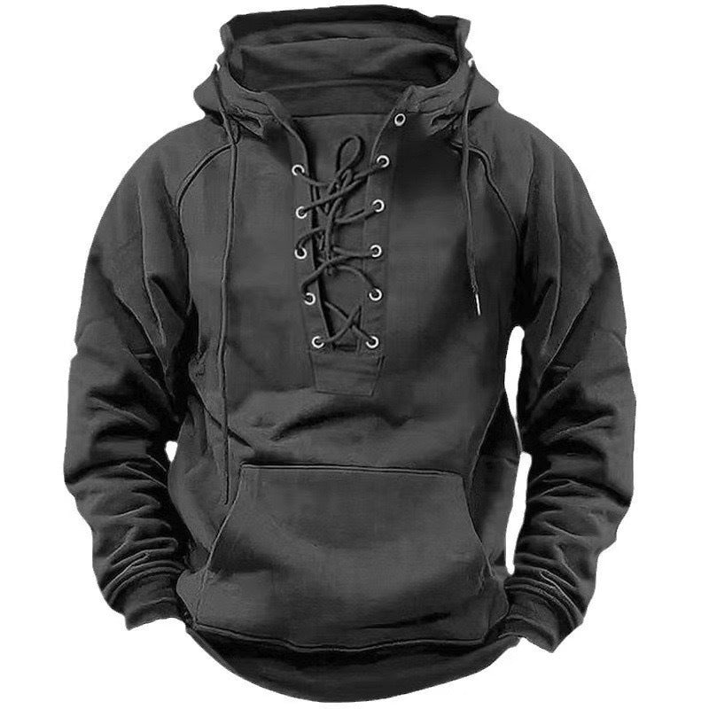 Schwarzer Hoodie mit Schnürung, Kapuze und Kängurutasche. Modischer Pullover für Herren, ideal für Freizeit und Streetwear.