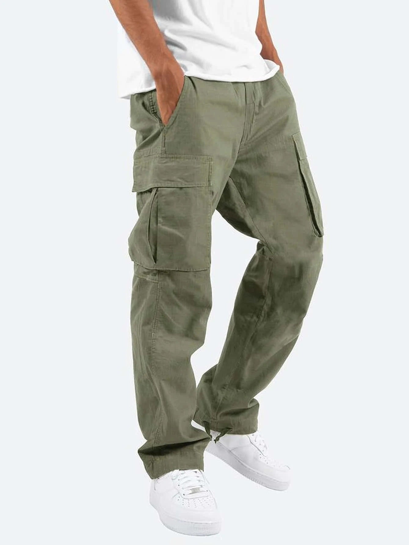 Grüne Cargo-Hose für Herren mit Seitentaschen, kombiniert mit weißen Sneakers und weißem T-Shirt. Ideal für lässige Streetwear-Looks.