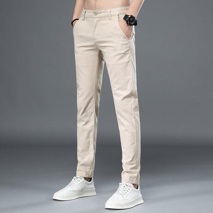 Beige Chinohose für Herren, kombiniert mit weißen Sneakern. Modische, lässige Herrenbekleidung, ideal für Freizeit und Büro.