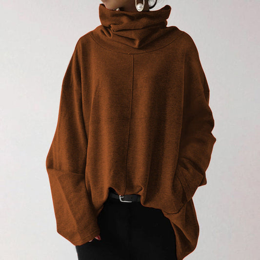 Brauner Oversize-Pullover mit Rollkragen, lässig geschnitten, ideal für Herbstmode. Bequemer, stilvoller Look für Damen.