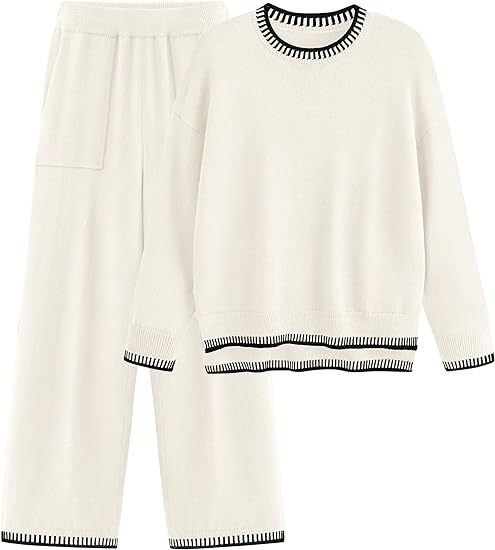 Zweiteiliges Damen-Loungewear-Set in Weiß, bestehend aus Pullover und Hose mit schwarzen Streifen an Bündchen und Saum. Bequem und stilvoll.