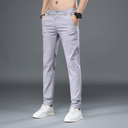 Graue Chinohose für Herren, modern geschnitten, kombiniert mit weißen Sneakers. Ideal für Freizeitmode und stilvolle Alltagsoutfits.