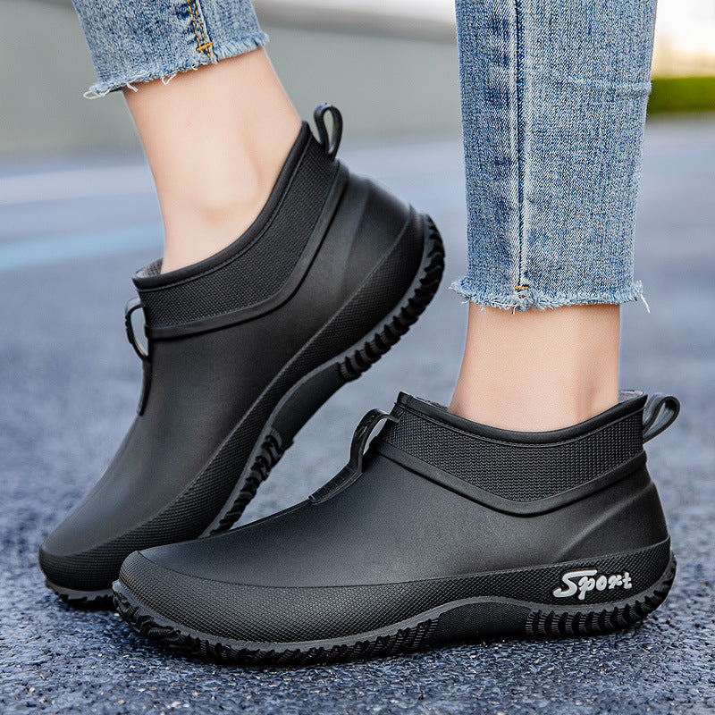 Seitliche Ansicht bequemer Damen-Gummistiefel für Regentage