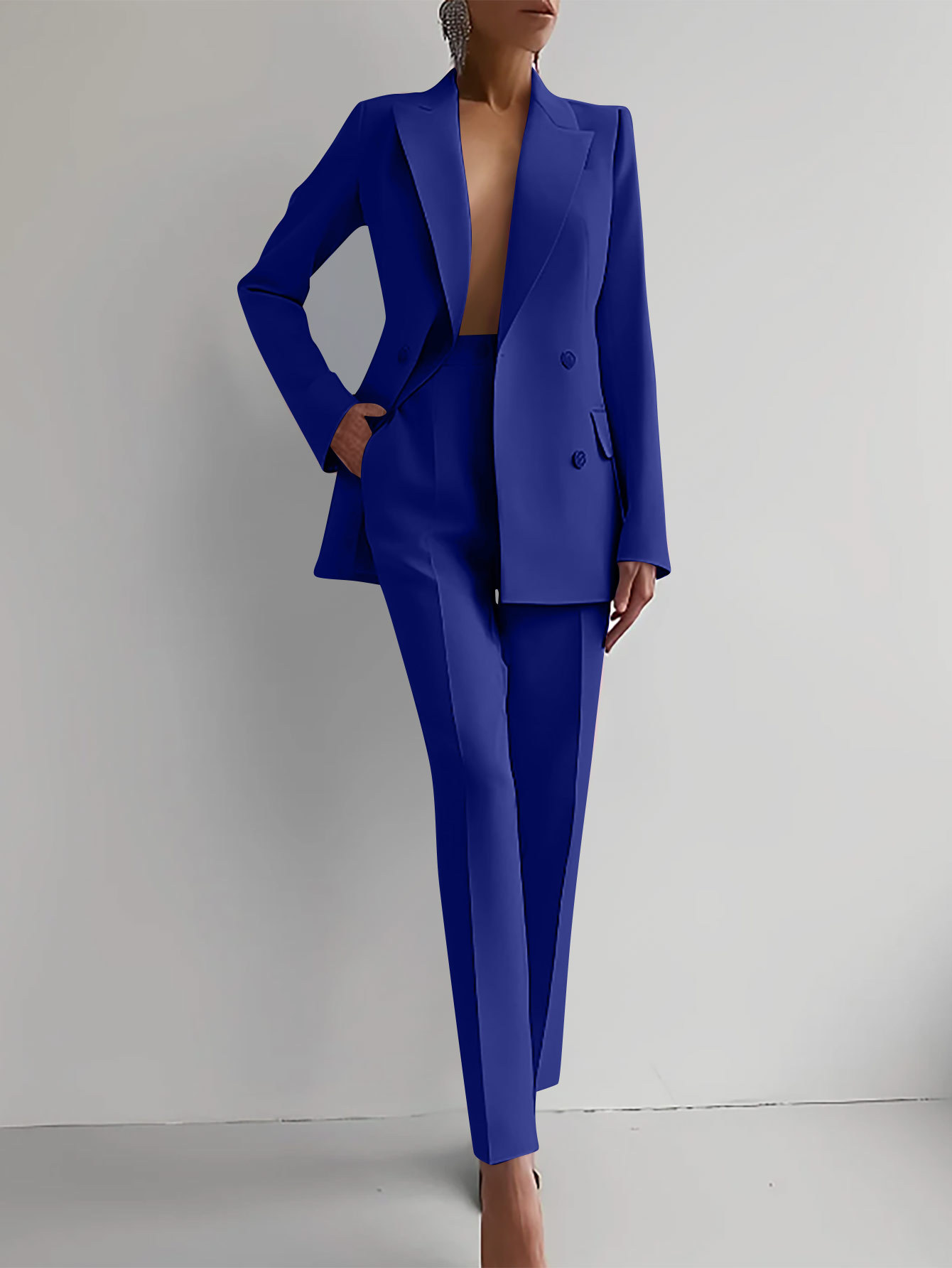 Frau in elegantem, königsblauem Hosenanzug, modernes Design, minimalistische Mode, Business-Look, stilvolle Damenbekleidung, zeitloser Chic.