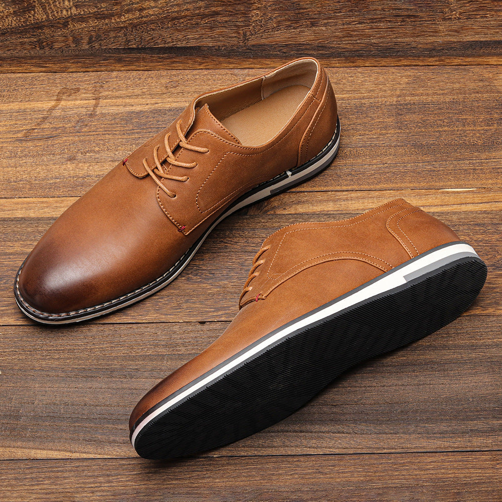 Braune Herren-Lederschnürschuhe auf Holzboden, elegante Freizeitschuhe mit schwarzer Sohle, modisches Design, ideal für Business und Alltag.