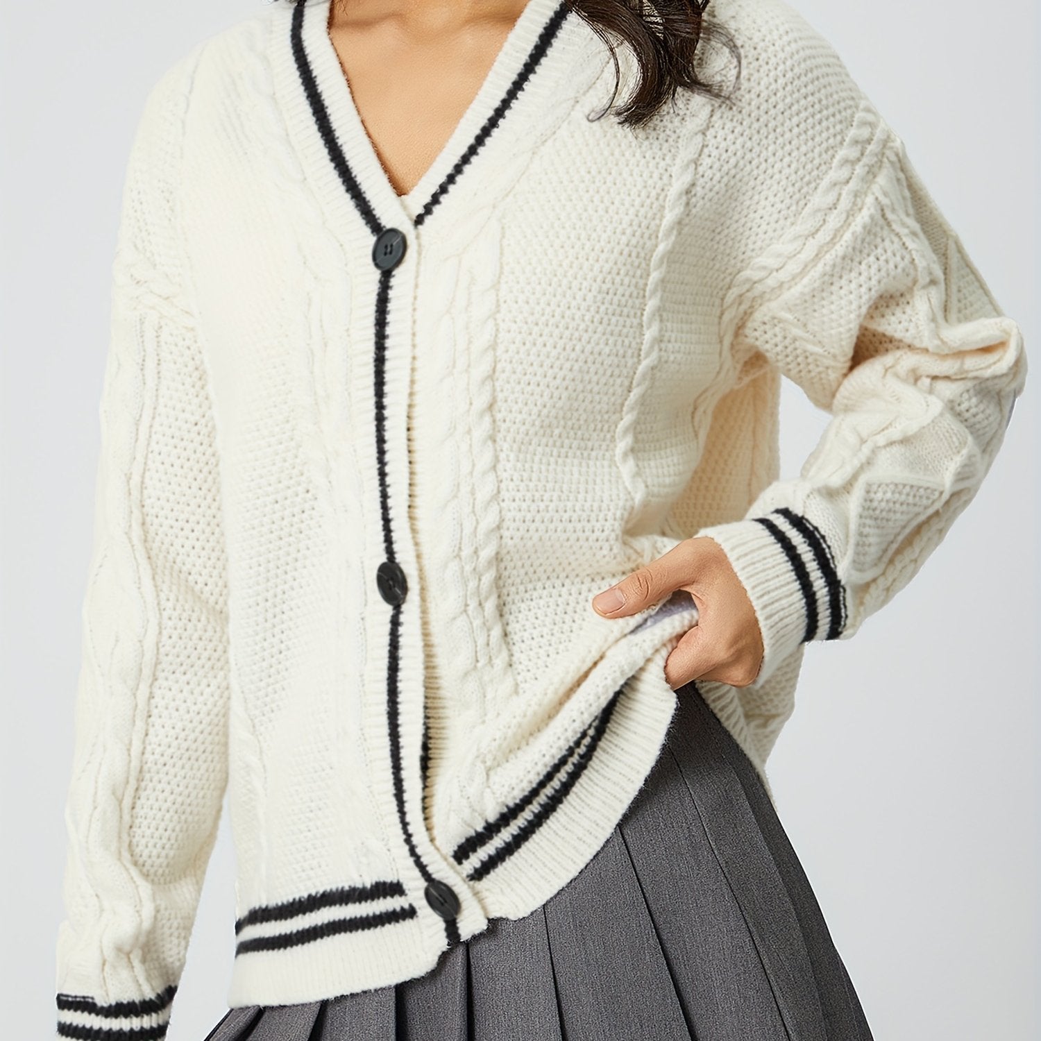 Nahaufnahme des Zopfstrickmusters am Damen-Cardigan