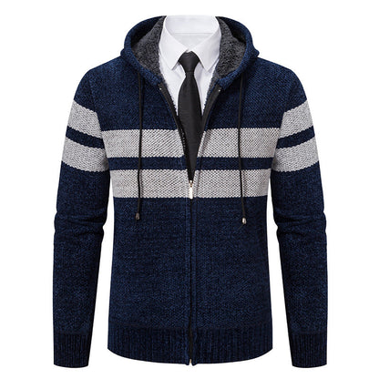 Nahaufnahme des weichen Teddyfutters im Inneren der Herrenjacke