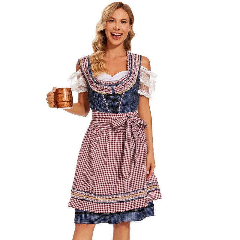 Detailansicht der karierten Schürze am traditionellen Damen-Dirndl