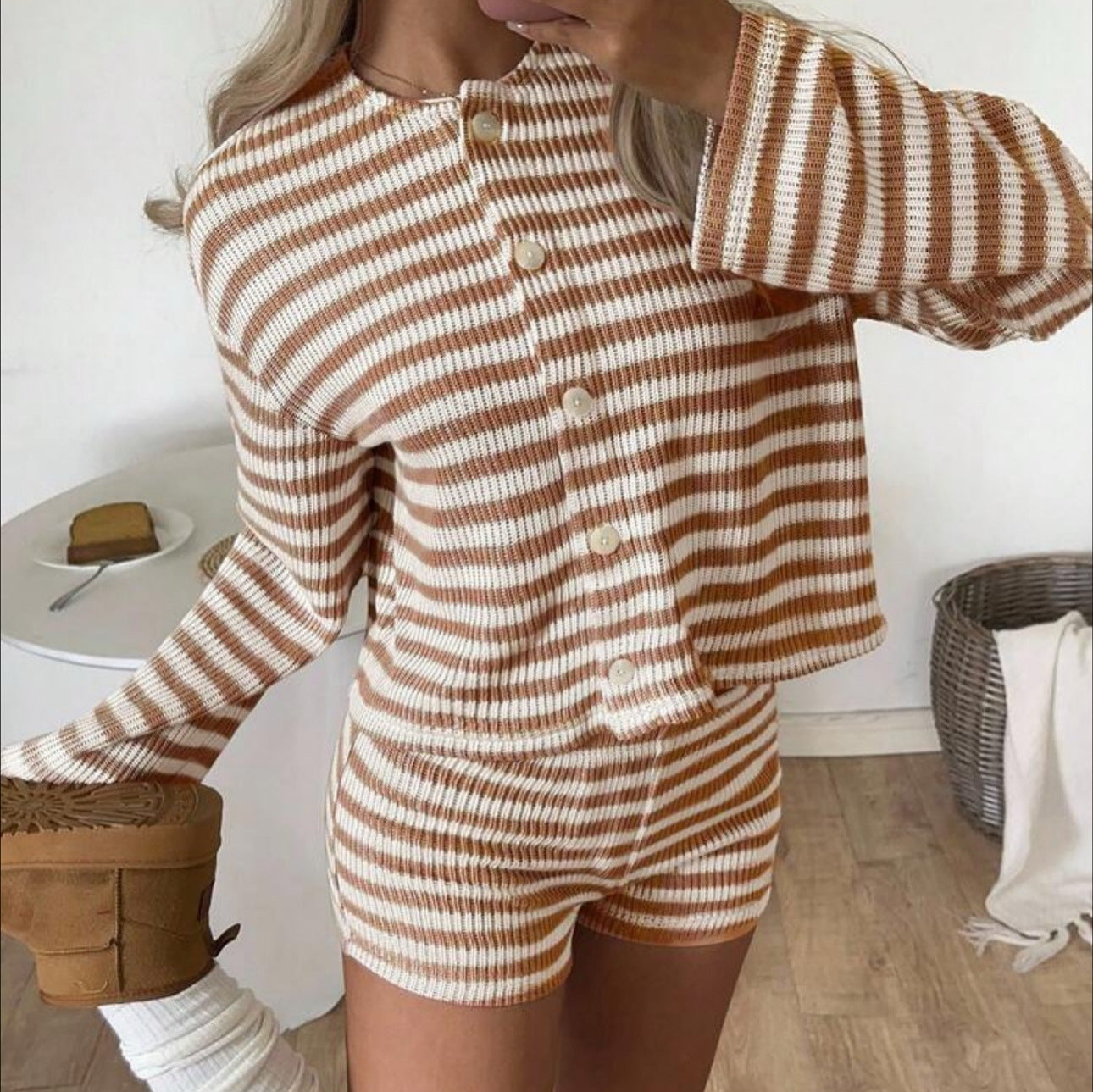 Damen Rippstrick-Zweiteiler mit Kurzcardigan und Shorts von vorne