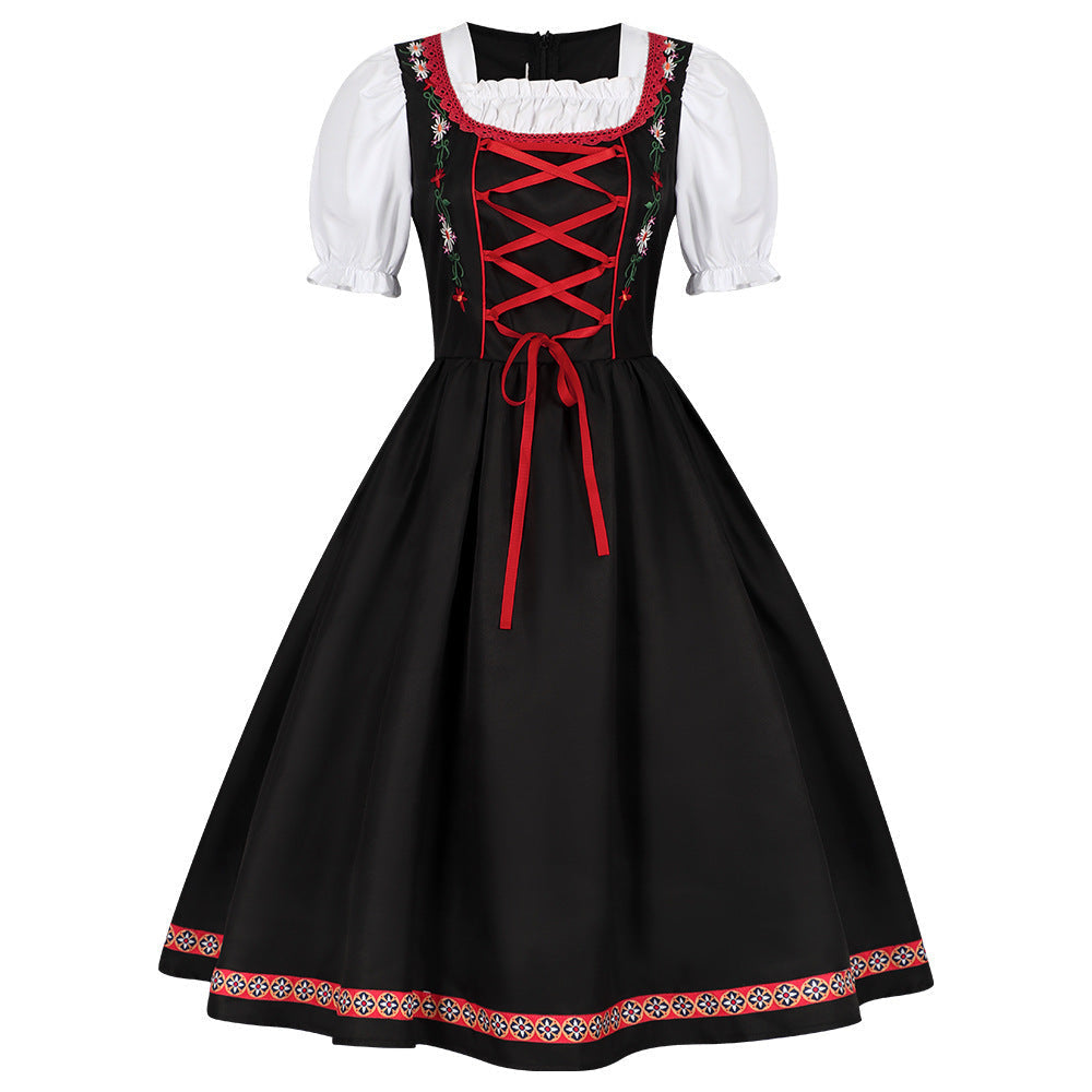 Nahaufnahme des bestickten Mieders am Damen-Dirndl