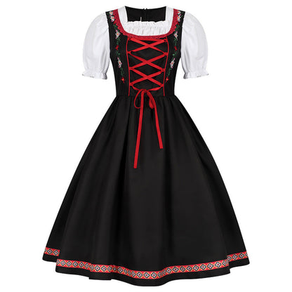 Nahaufnahme des bestickten Mieders am Damen-Dirndl