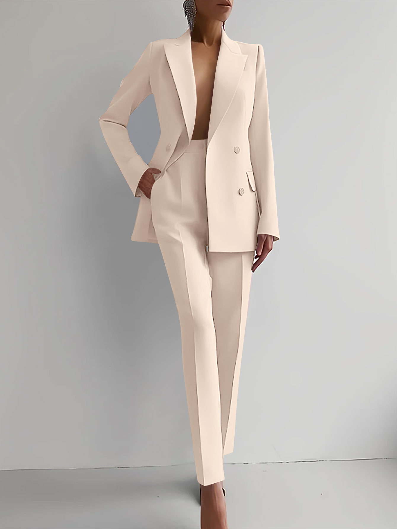 Eleganter cremefarbener Damenanzug, bestehend aus Blazer und Hose, ideal für Business-Mode und formelle Anlässe. Stilvolle Damenbekleidung.